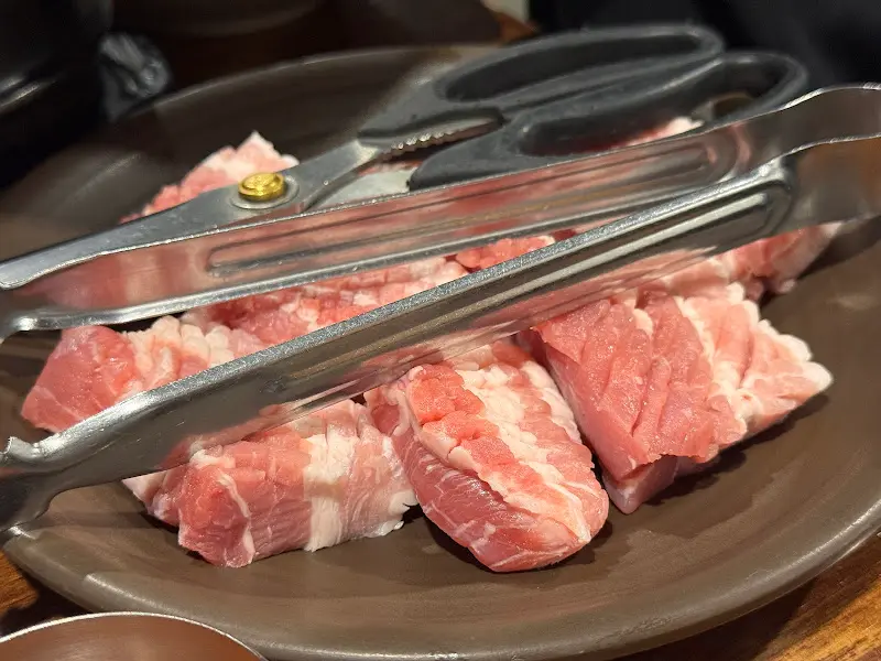 육갑식당 염창점의 삼겹살 준비