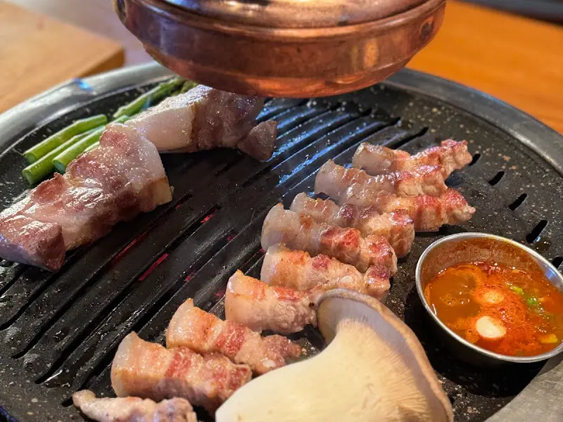 숯불 위에서 익어가는 오겹살