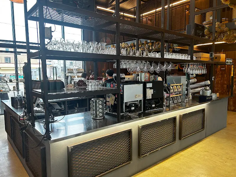 컨센트릭의 바 테이블과 커피 머신