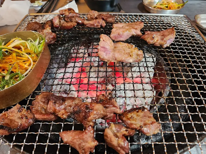 숯불 위에서 익어가는 생포갈비