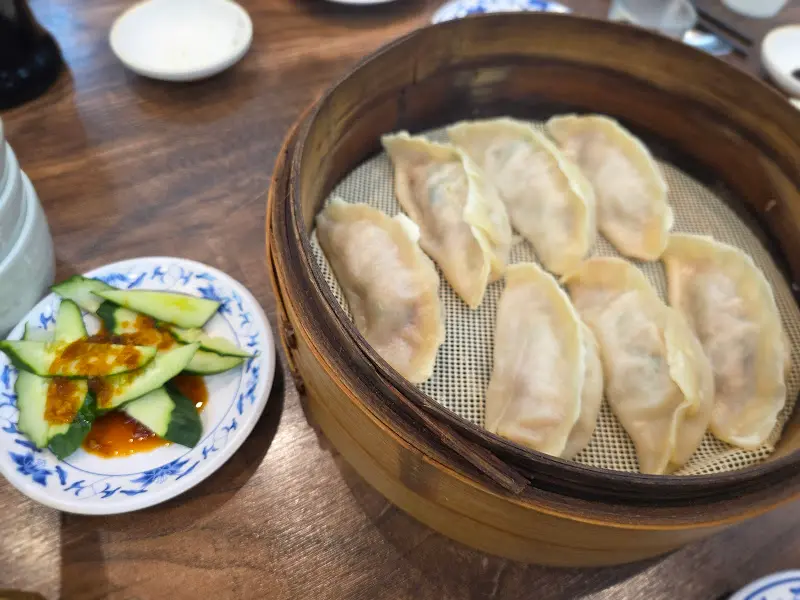 나무 찜기에 담겨 나온 찐만두