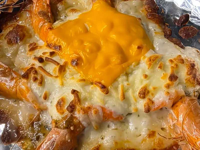 치즈가 듬뿍 올려진 새우 구이