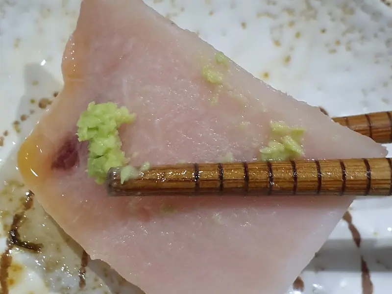 젓가락으로 집은 참치