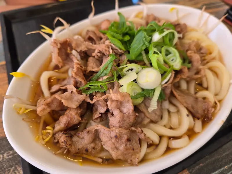 고기와 숙주가 듬뿍 들어간 볶음국수