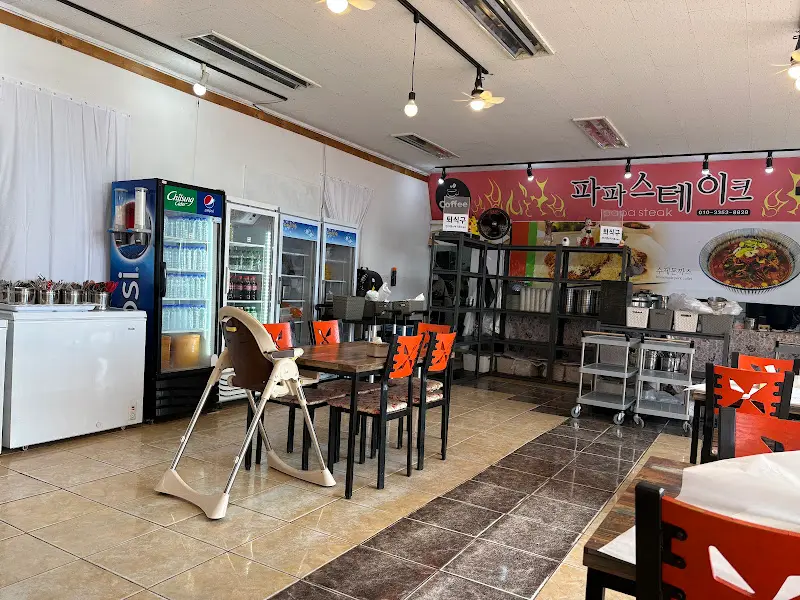 넓고 깔끔한 실내