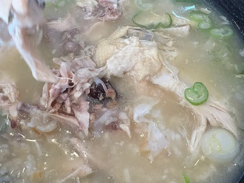 닭한마리 칼국수 속 닭고기