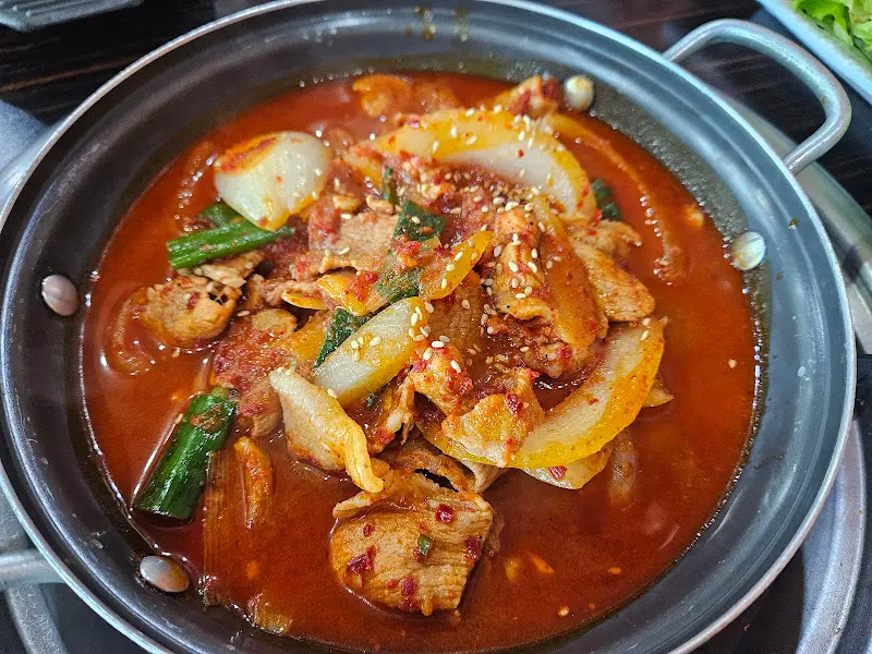 철판 위에서 지글거리는 제육볶음