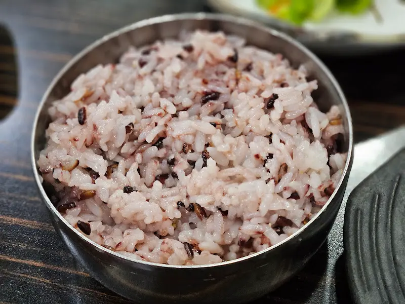 윤기가 흐르는 흑미밥