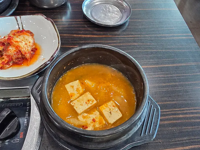 뚝배기에 담겨 보글보글 끓고 있는 된장찌개