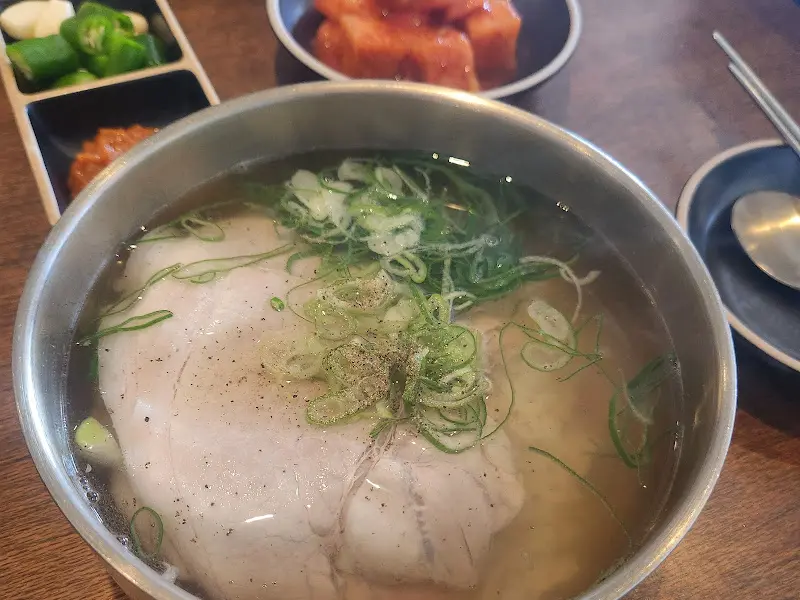 맑은 국물이 인상적인 온정가 곰탕