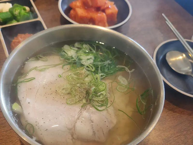 온정가의 청곰탕과 반찬