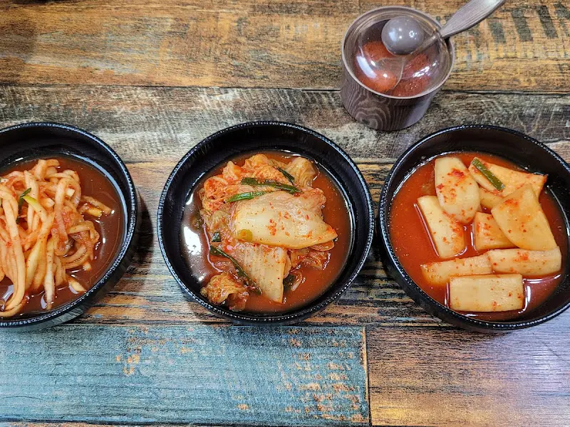 육교식당 밑반찬 3종 김치 클로즈업