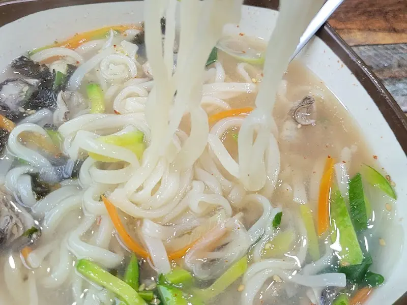 탱글탱글한 면발의 굴칼국수