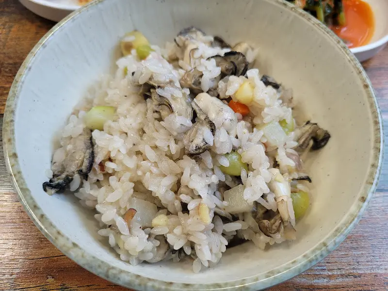 탱글탱글한 굴이 들어간 굴밥