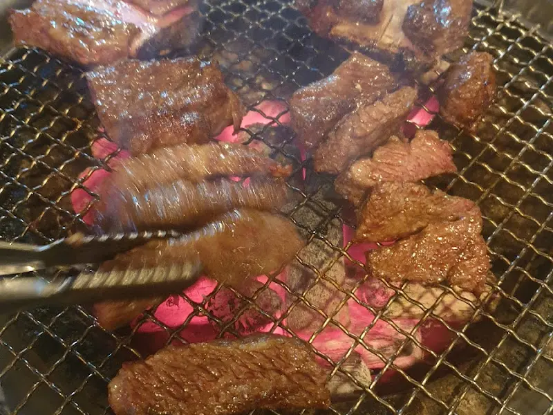 숯불 위에서 익어가는 소갈비살