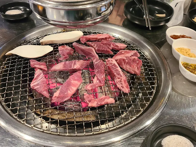 숯불 위에서 노릇노릇 익어가는 돼지갈비