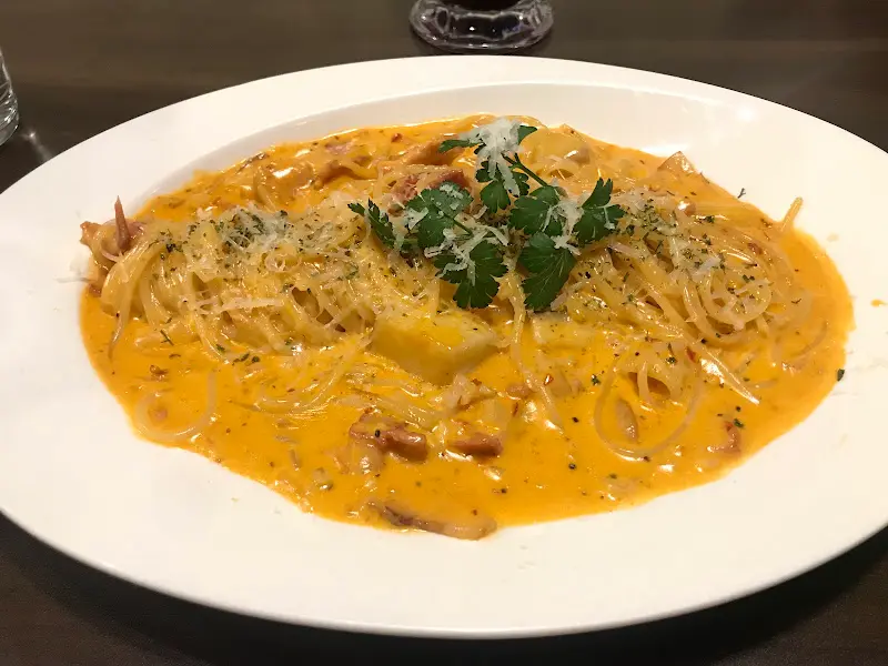 접시 가득 담긴 해물 오일 파스타