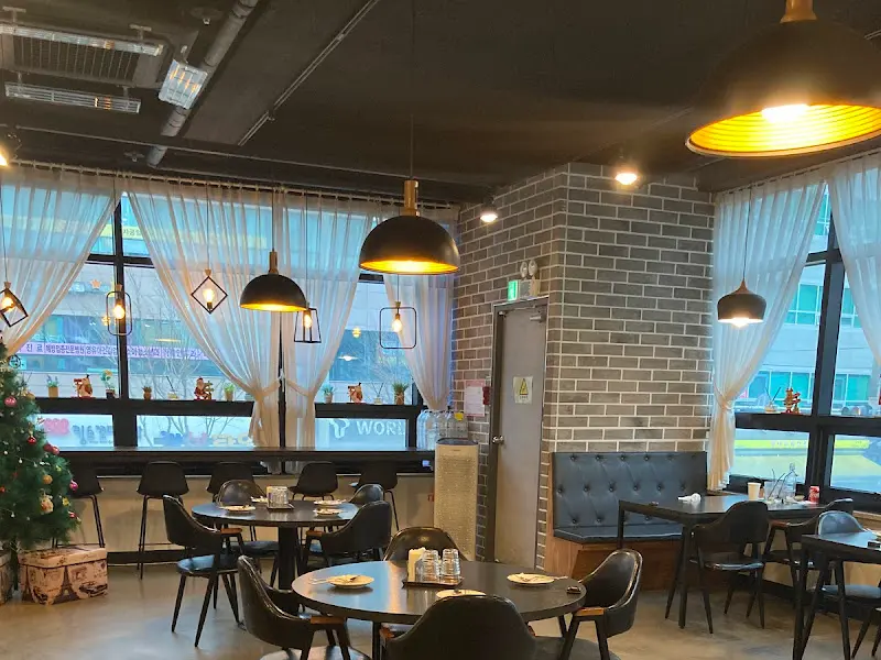 아늑하고 편안한 분위기의 내부