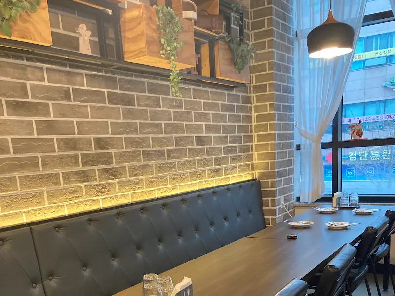 벽돌과 식물로 장식된 감각적인 인테리어