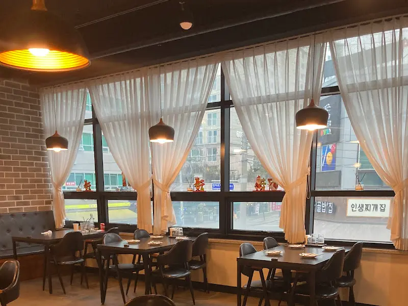 넓은 창으로 햇살이 가득 들어오는 내부