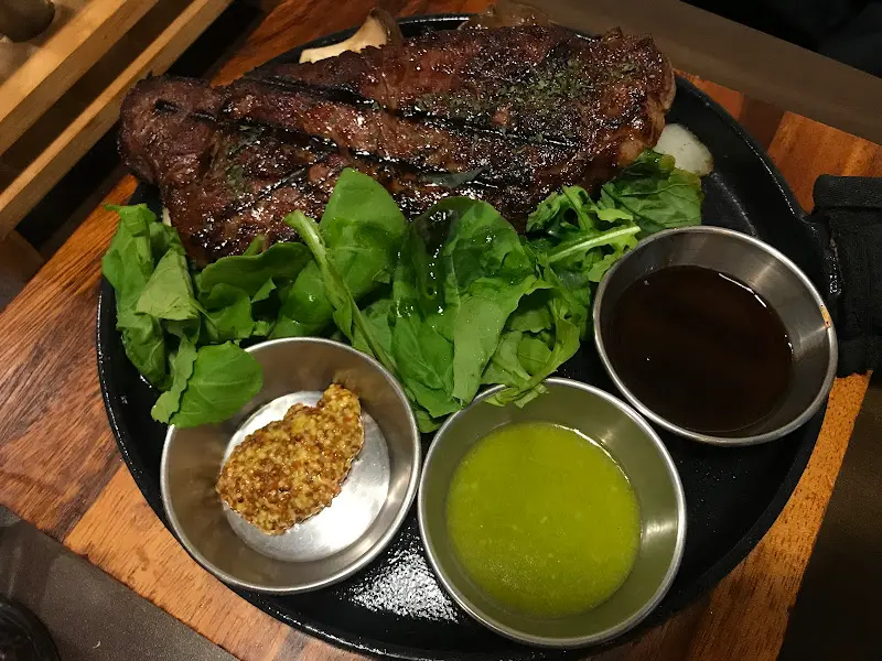 육즙 가득한 스테이크와 신선한 샐러드