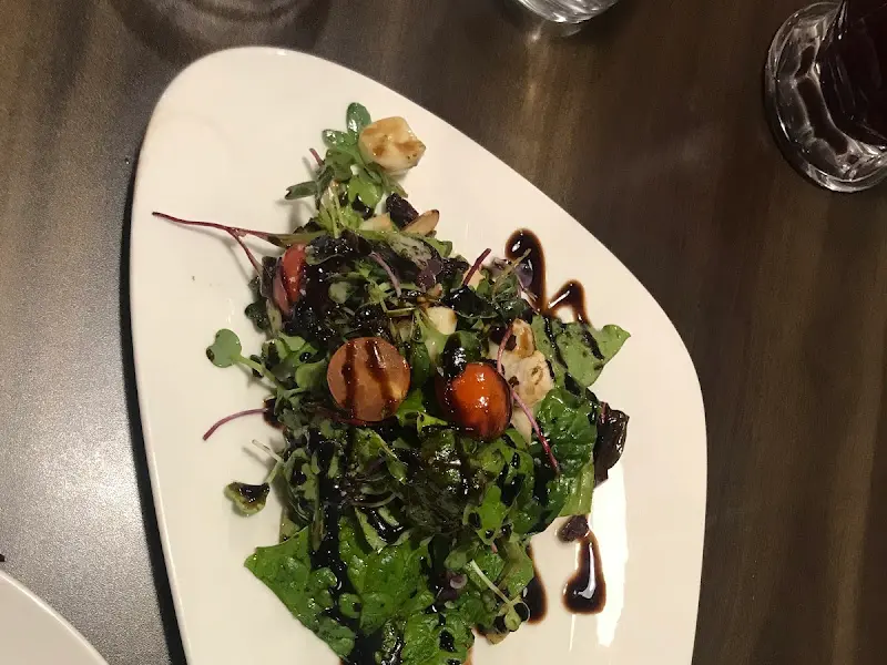 신선한 채소가 가득한 샐러드