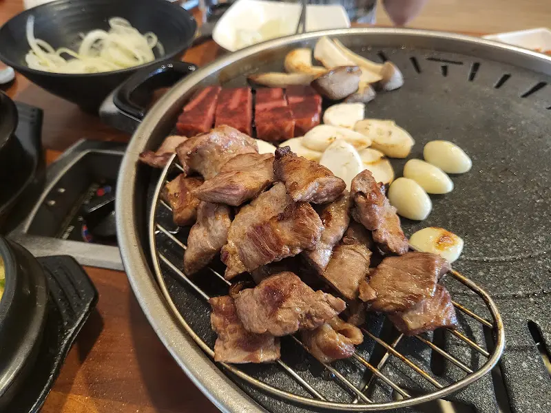 다채로운 구이 재료들