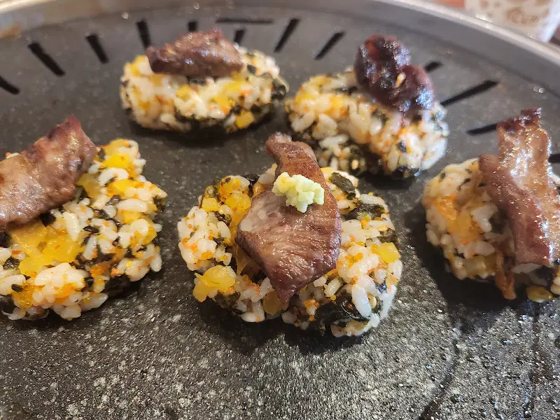 주먹밥 위에 올려진 갈매기살