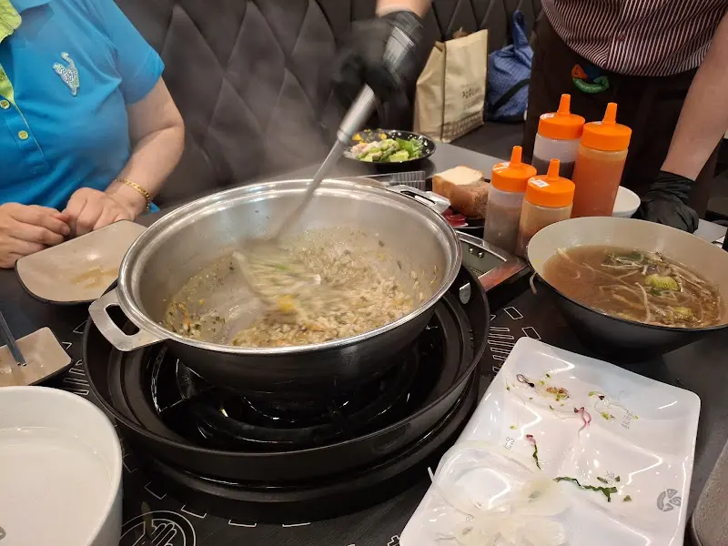 샤브샤브가 끓고 있는 모습