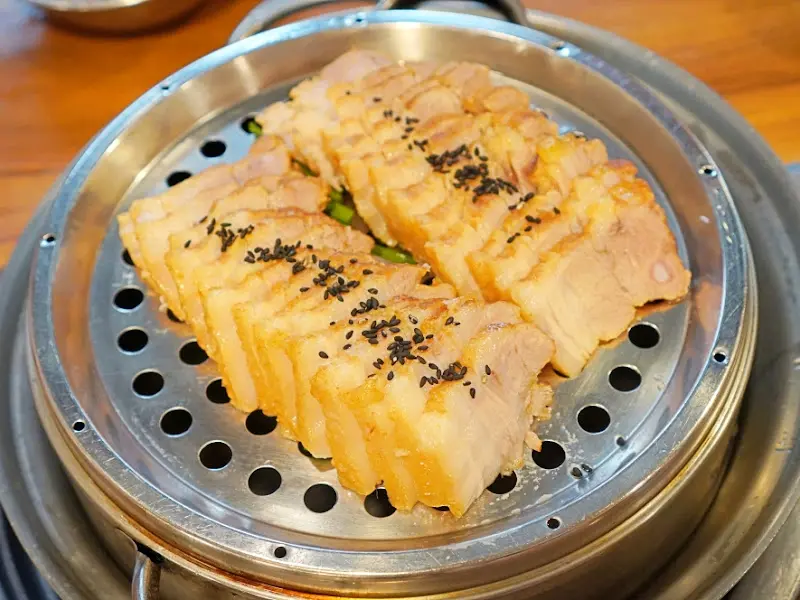 윤기가 흐르는 수육보쌈