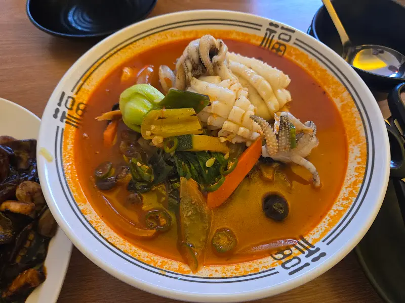 푸짐한 갑오징어가 인상적인 갑오징어 짬뽕