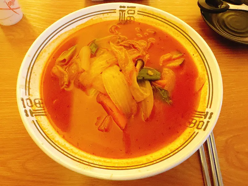 빨갛게 우러난 갑오징어 짬뽕 국물