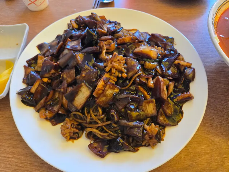 푸짐한 쟁반짜장의 모습