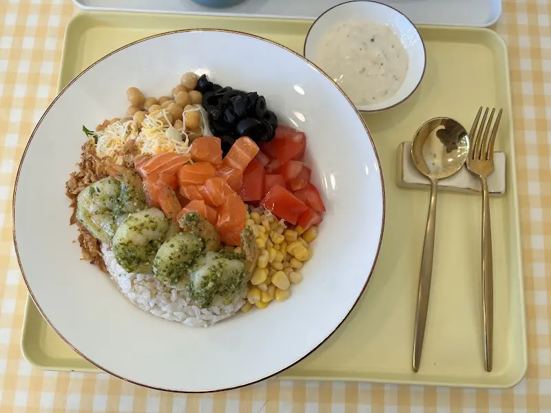 포케 샐러드의 다채로운 색감과 신선한 재료들