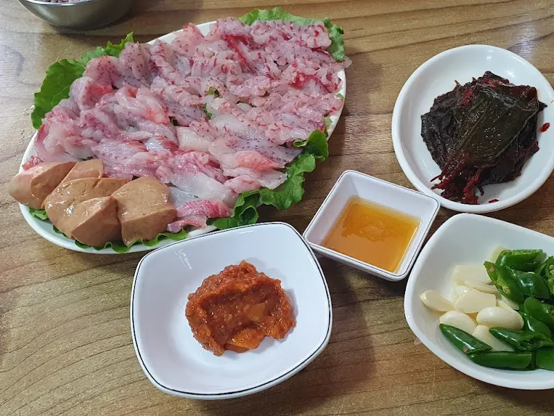 노랑가오리 회 한 상 차림