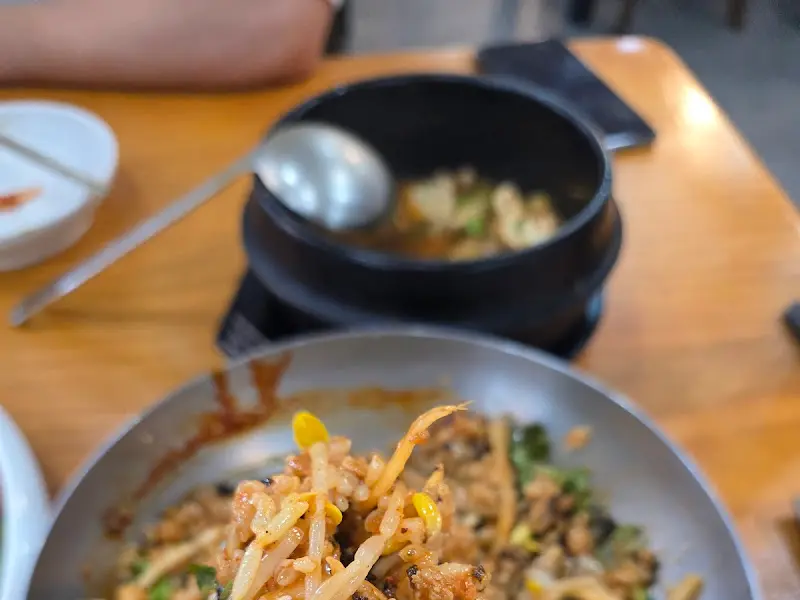 뚝배기에 담겨져 나오는 청국장