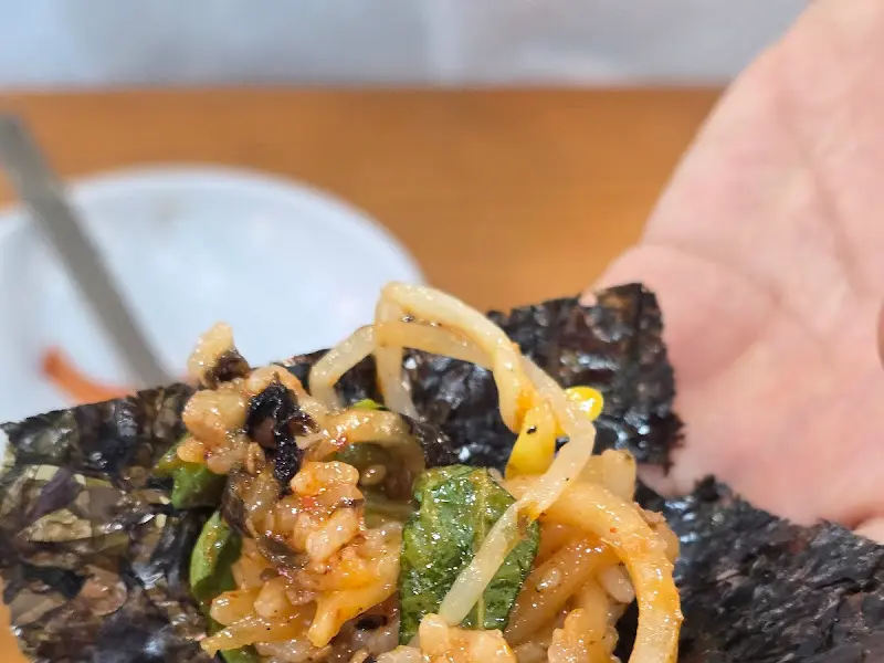 김에 밥과 나물을 싸서 한입!
