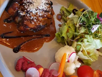 힙스터들의 성지, 혼밥술밥에서 맛보는 신촌의 숨겨진 맛집 레전드