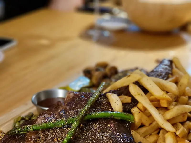 토마호크 스테이크와 감자튀김, 아스파라거스 гарнир