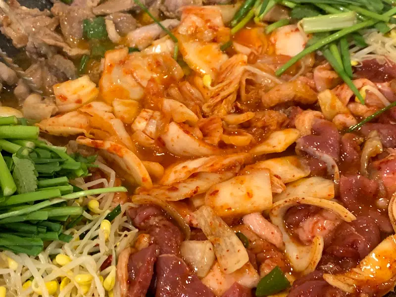 양념 오리와 김치, 채소