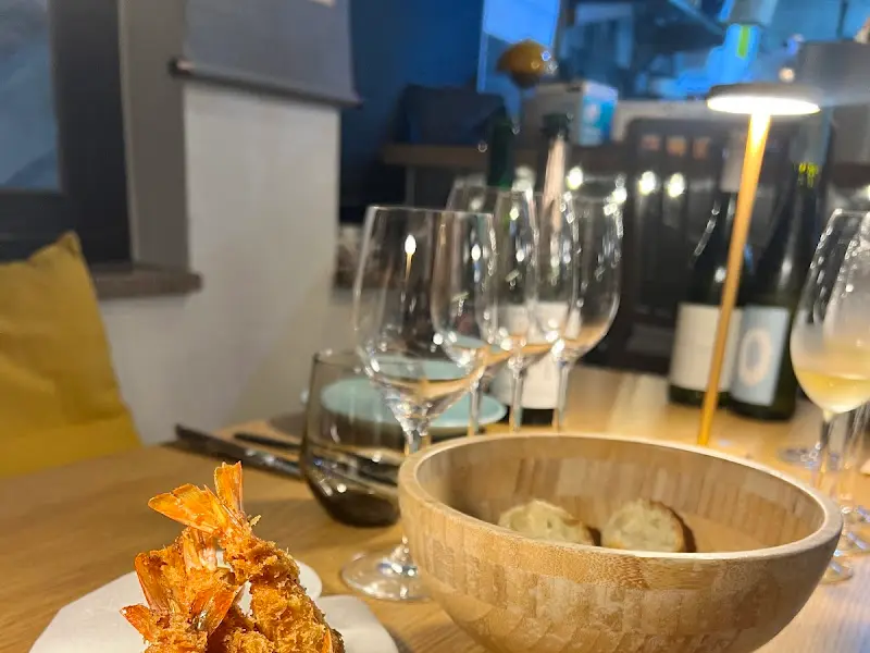 테이블 위에 놓인 새우튀김과 빵