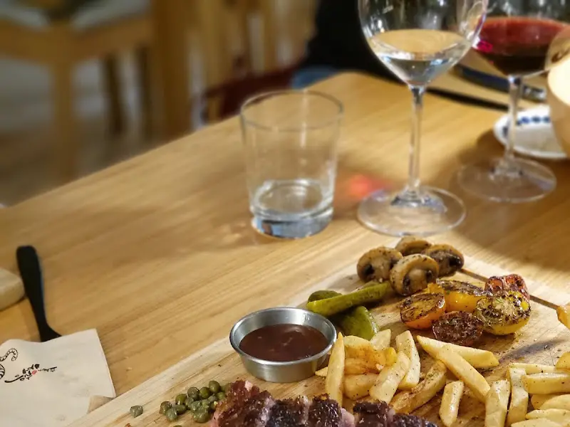 테이블 위에 놓인 와인잔과 식기