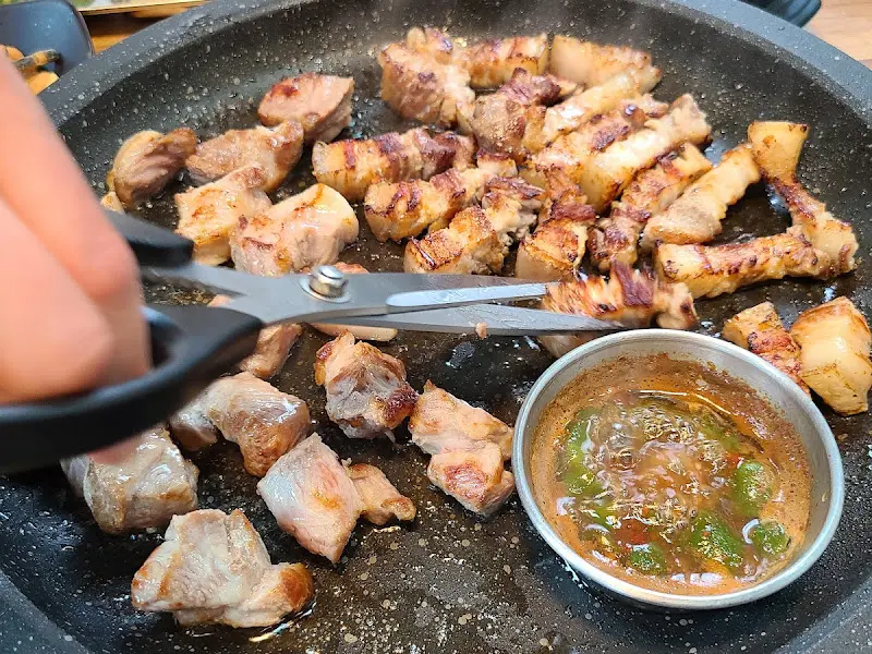 먹기 좋게 구워진 삼겹살