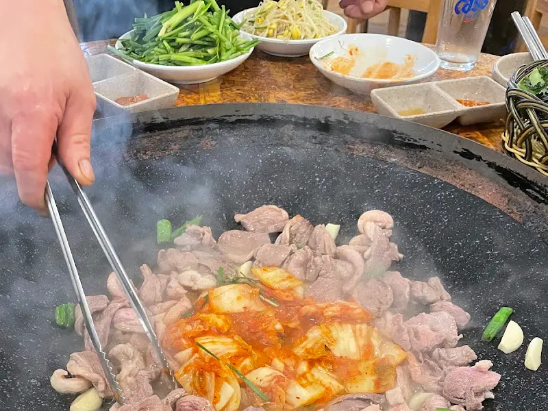 솥뚜껑에 구워지는 오리고기