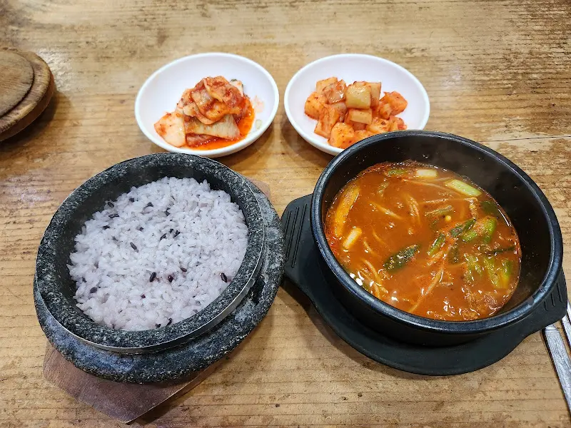 완벽하게 비워낸 해장국 그릇