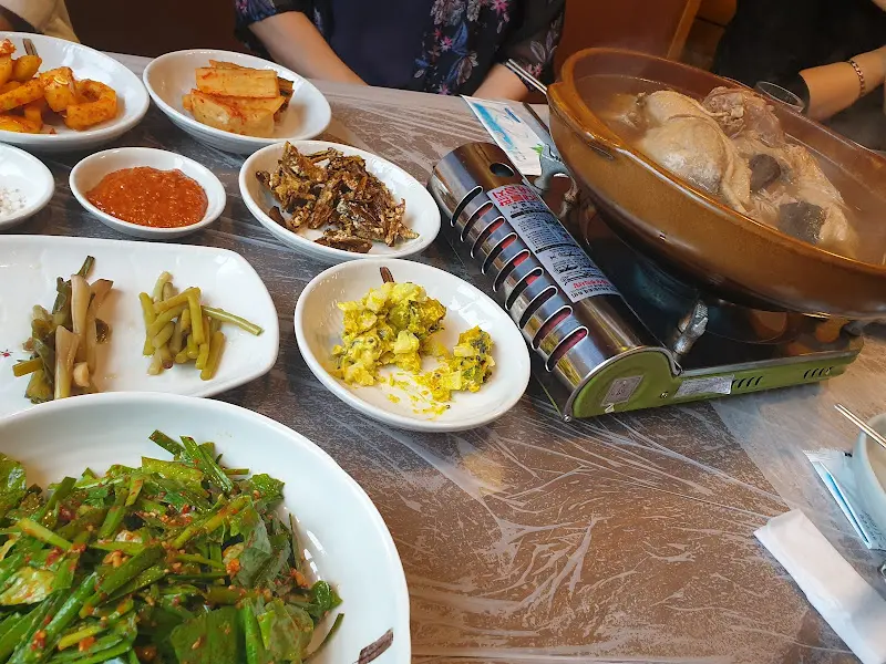 밑반찬과 오리백숙