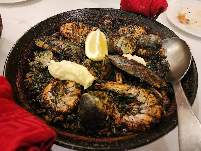 해산물이 가득한 먹물 빠에야