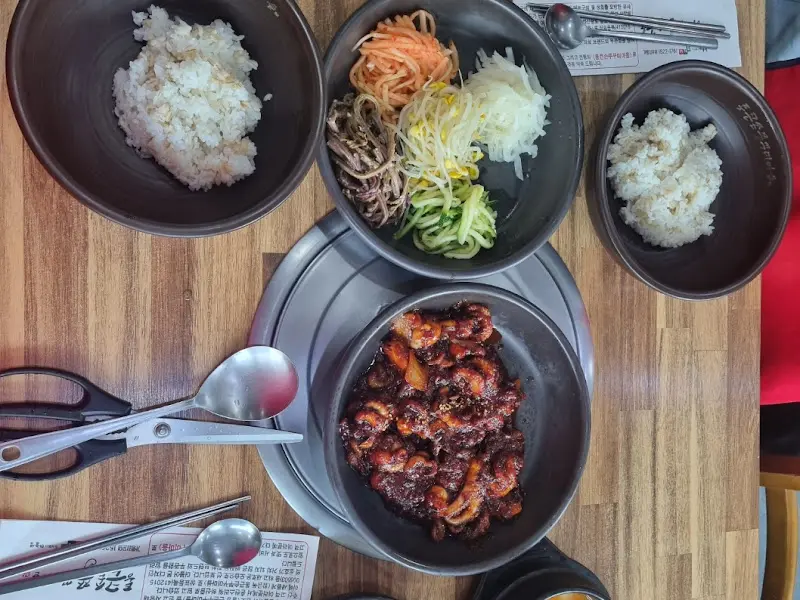 쭈꾸미 볶음, 나물, 밥