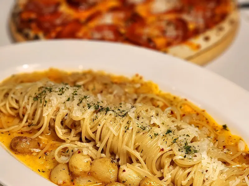 알리오 올리오와 페퍼로니 피자