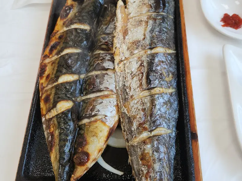 노릇하게 구워진 고등어와 삼치